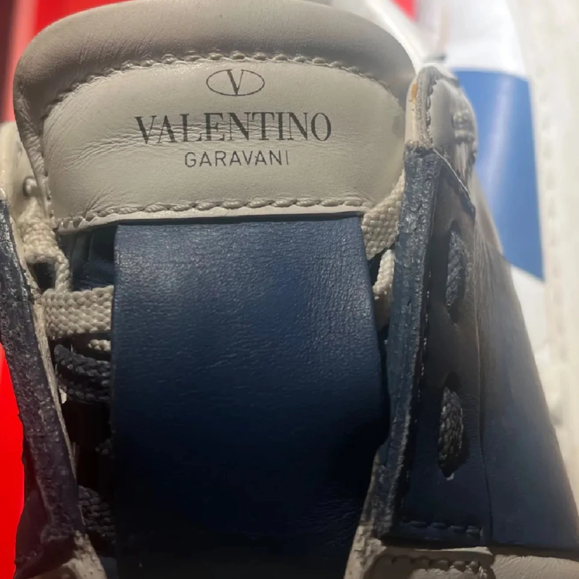 Valentino Garavani sneakers i vitt och blått - 90