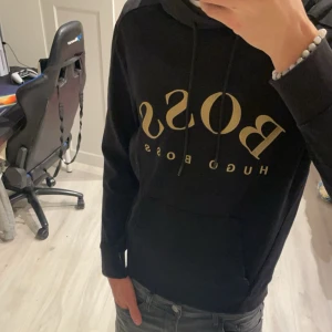 Hugo Boss hoodie - Tjena! Säljer nu denna eftertraktade Hugo boss hoodie som inte längre finns att köpa. Den är självklart använd, men är i bra skick! Enkel att styla! Hör av er för frågor och funderingar!