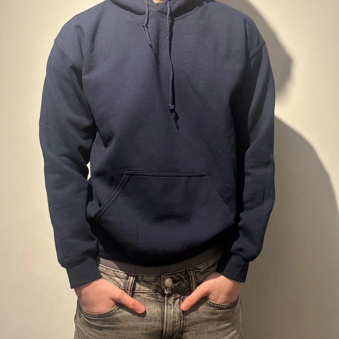 Mörkblå hoodie med text - 91
