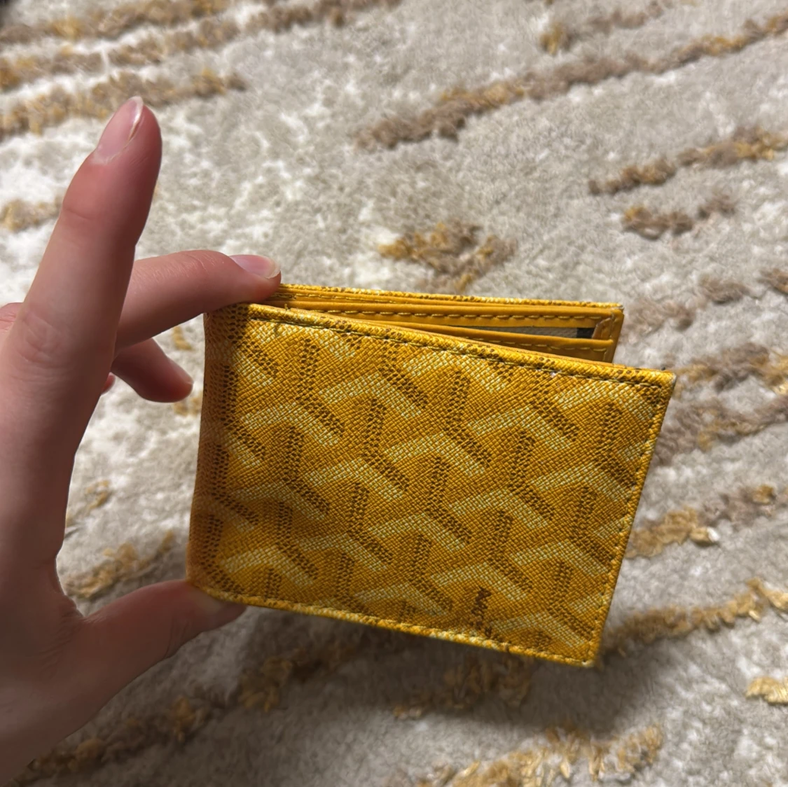 Gul plånbok med mönster