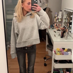 Croppad hoodie - Som ny, köpt från Zara för länge sen och använd max 3 gånger då jag sällan använder hoodies. 