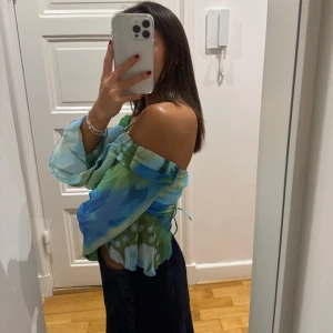 Off shoulder topp - Säljer denna jättesnygga off shoulder toppen från Bershka!! Knappt använd, och så fina färger 🩵 storlek M men skulle säga mer en XS/S, dock justerbar i hals och i ryggen då man knyter