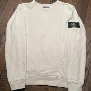 Beige tröja från Stone Island - Tja! Säljer denna beige Stone Island tröja i storlek M, köpt i Milano Italien för 3000kr. Otroligt snygg men har inte kommit till användning för mig så mycket som jag trodde så väljer därför att sälja den!! Finns självklart fler bilder och pris kan diskuteras😄👍🏼