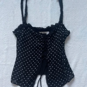 Svart prickig topp från Zara - Så snygg svart prickig topp från zara! Används några få gånger, så i nyskick🥰