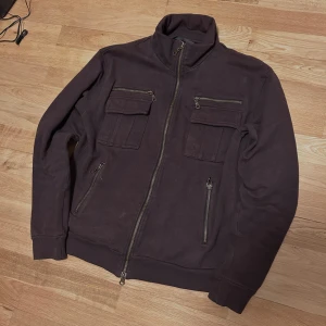 Guild 6&9 jacka - 00-tals jacka som är slim, passar S - XS. Direktköpt från japan och dessutom tillverkad med bra material. Dm om det finns mer frågor.