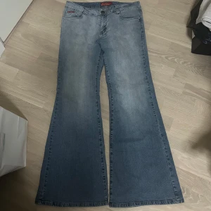 utsvängda y2k jeans🎀 - äkta y2k bootcut jeans från märket platinum jeans🎀 stl M men kan passa S också! hör av dig vid frågor :)