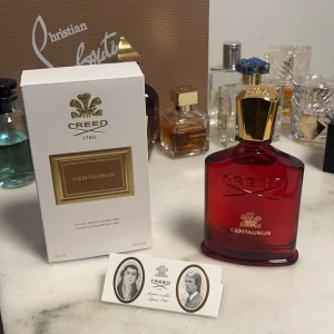 Creed Centaurus 100ml endast test sprejad - Exklusiv parfym från Creed, Centaurus, i en elegant röd flaska med gulddetaljer. Flaskan rymmer 100 ml. Den är helt ny, full presentation finns. Kolla upp batch koder osv innan ni skriver orkar inte med folk som tvivlar på att varan är äkta! Som sagt endast sprejad 3-4 ggr och är i princip full och helt ny. Nypris 3395kr Mitt pris 1700, pris kan disskuteras. 