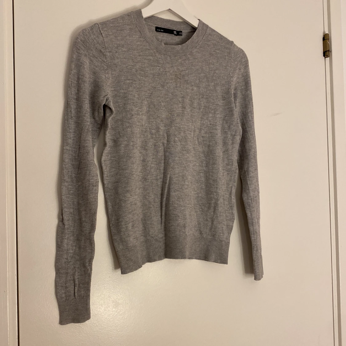 Grå stickad tröja från H&M - 90