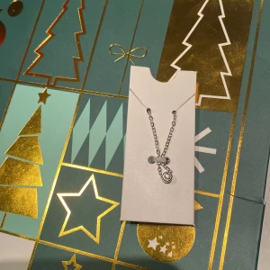 Silverhalsband med berlock - Elegant silverhalsband med en glittrig berlock. Perfekt för att ge en touch av stil till din outfit. Kedjan är fin och smidig, vilket gör den bekväm att bära.