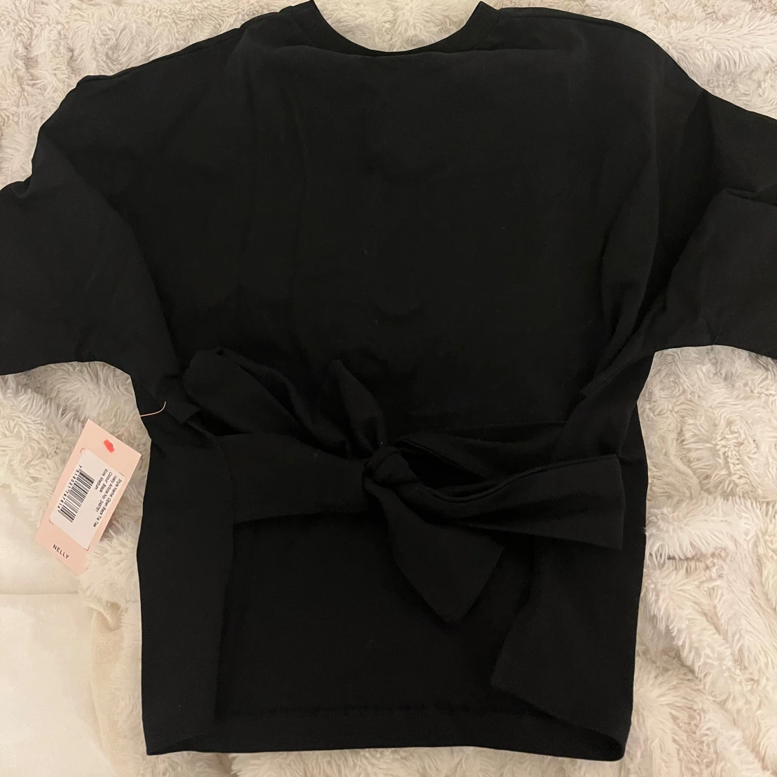 Svart topp med knytband - 91