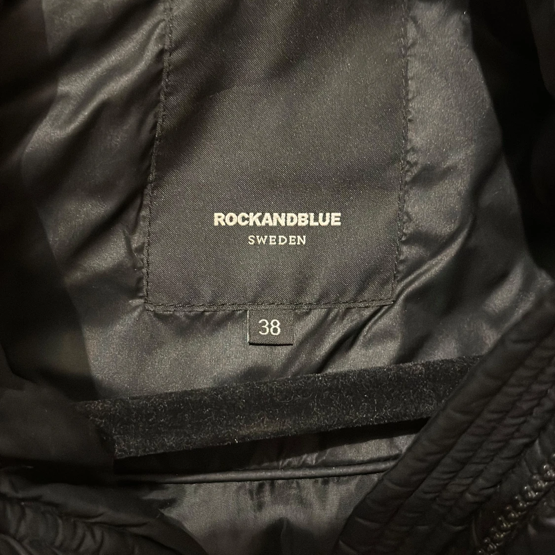 Svart dunjacka från Rockandblue - 90