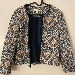 Mönstrad jacka från H&M - Snygg mönstrad jacka från H&M. Aldrig använt. Pris kan diskuteras 
