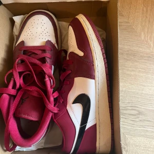 Nike Air Jordans i röd och vit - Snygga Jordans i röd och vit färg med svart swoosh. Skorna är endast använda 3-4 gånger och är i väldigt bra skick. 🙌🏾(pris kan diskuteras)