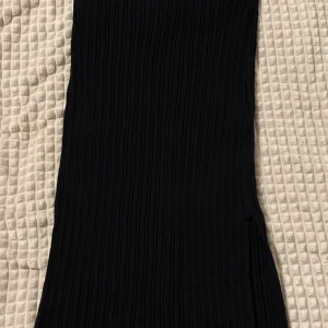 Svart ribbad kjol med en liten slits  - Snygg svart ribbad kjol med slits. Perfekt för en stilren look. Om ni vill se den på, skriv gärna!