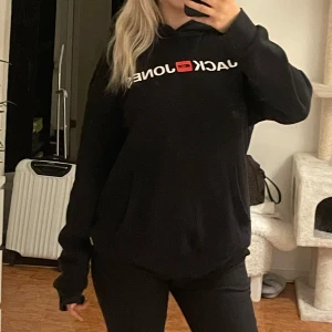 Jack & Jones hoodie - Svart hoodie från Jack & Jones med logga på bröstet. De är såklart en hoodie från killavdelningen så de passar båda könen, jag har använt den som en skön oversized tröja.