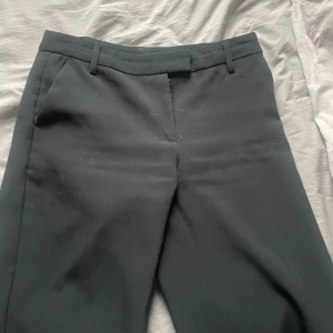Svarta kostymbyxor från BikBok - Snygga svarta kostymbyxor från BikBok i storlek 36. Säljer pga av att köpte fel storlek och därav priset på byxorna. Andvända 2 gånger. Ny pris 500