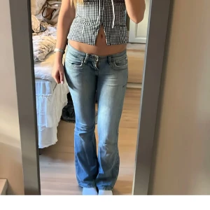 Ltb jeans  - Säljer mina SKIT SNYGGA LTB jeans som är low waist bootcut för dom börjar bli lite små för mig. Köpt av en annan tjej från plick i somras. Dom har inga defekter men är en väldigt gammal modell av ltb jeans 💕💕