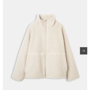Beige teddyjacka från Carin Wester - Mysig beige teddyjacka från Carin Wester. Perfekt för kyliga dagar. Den har en avslappnad passform och stora fickor framtill. Jackan är använd fåtal gånger men är iprincip nyskick. Nypris 799kr