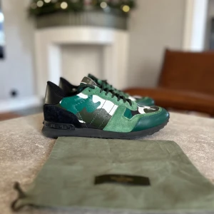 Valentino rockrunners - Ett par riktigt snygga valentino rockrunners i färgen grön🟢|Skick-9/10| Nypris över 6000!| Tillkommer dustbag| Storlek 39,5 men passar 40,5-41 också| Hör av er vid fler funderingar☁️