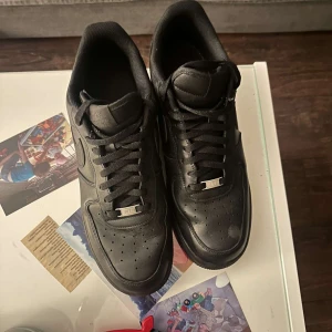 Svarta Nike Air Force sneakers - Säljer dessa knappt använda så säljer för ett bra pris box ingår o allt, kan förhandla priset 