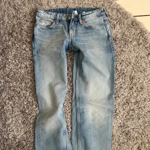 Ljusblå jeans från Weekday - Säljer ett par aaas snygga lågmidjade jeans från weekday🩵jag säljer pga de blivit för små. De är perfekta till många outfits! Super fina! Köpt för 590kr.