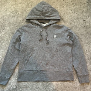 Grå hoodie från Acne Studios - Skick: 9/10, acne studios lappen har lossnat lite - Storlek: L men sitter mindre