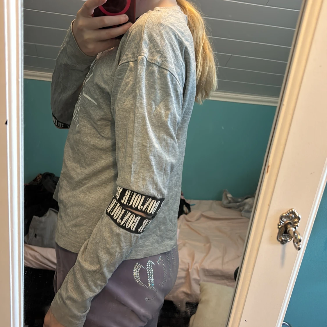 Grå långärmad tröja med text - 1