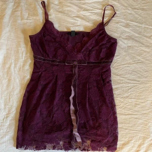 Lila vintage spetstopp - Säljer en elegant lila topp från Cubus i spets. En av mina favorittoppar, väldigt 2000-tal. Perfekt för vardag eller en mer festlig tillställning. Storlek M men passar även S. Pris kan diskuteras.💕