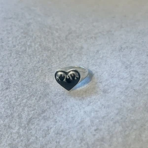 Silver ring - US storlek 6/6.5, diameter cirka 16.5–17 mm, omkrets cirka 51.8–53.5 mm.  Blanda och matcha dina favoriter! Köp flera artiklar tillsammans för rabatt och spara på frakten.  #silver #ring #vintage #smycken #klassisk