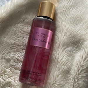 Pure Seduction Fragrance Mist från Victoria's Secret - Säljer en Pure Seduction Fragrance Mist från Victoria's Secret. Flaskan är rosa med en gyllene kork och rymmer 250 ml. Perfekt för att fräscha upp din dag med en härlig doft.