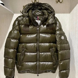Grön moncler maya  - Säljer en Moncler Maya i nyskick, endast använd ett fåtal gånger. Nypris 17 000 kr. Jackan är en present men tyvärr passar den mig inte, vilket är anledningen till försäljningen. Storlek 1, jag tagit den till ett sy ställe så den passar även xs. kvitto medföljer. Pris kan diskuteras vid seriöst intresse. Skulle kunna tänka mig sänka priset via snabbäffär 