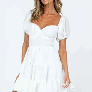 Studentklänning från Princess Polly - Studentklänning från Princess Polly. Använd en gång till studentbilder men jag använde den inte på studenten då jag hittade en annan klänning istället. Kostar 70$ på deras hemsida