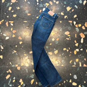 Levis 511 - Levis 511   30/34   Knappt använda och inga märken från användning   Hör av er vid frågor eller prisförslag! 