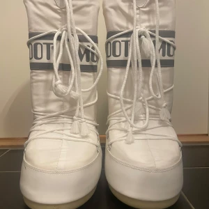 Vita Moon Boots - Säljer ett par fina höga vita moonboots då jag har bara använt de 1 gång, storleken är 38-38,5. Använd 1 gång som sagt, dessa fina boots vill jag gärna sälja som snabbt som möjligt!