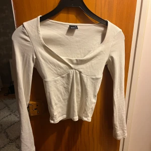 Snygg långärmad tröja/topp - Super snygg långärmad topp från Ginatricot, super bra skick, passar perfekt till våren och sommaren!🩷