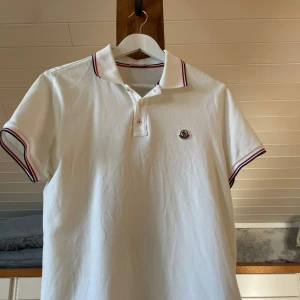 Moncler piké - Knappt använt pikén, väldigt bra skick. Det är stl 3 (M). Kan skicka fler bilder om det är så! 