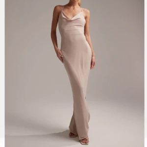 Champagnefärgad långklänning med öppen rygg - Säljer denna balklänning, rosa slipklänning i maxilängd med snörning baktill. Priset kan diskuteras😊