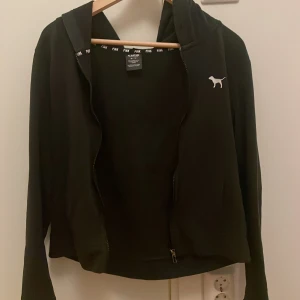 Victoria secret pink huvtröja  - En svart huvtröja från pink i väldigt bra skick! Inga defekter 💗köpte den second hand på vinted men den kommer inte till andvänding