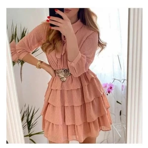 Zara strl M Rosa klänning med volanger - Charmig rosa klänning från Zara med volanger och knytband vid halsen. Klänningen har trekvartsärmar och ett diskret prickigt mönster. Perfekt för en somrig look med sin luftiga design och feminina detaljer. Snyggt med ett märkesskärp till. Str M kan passar nog bäst 36/38. Kolla även mina övriga plagg från Zara mm.