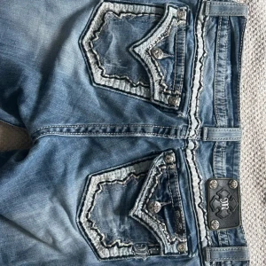 miss me jeans - lägger ut mina miss me jeans nu då dem är för stora på mig, dem passar på längden men inte i storleken, jag är 162 för jämförelse. dem sitter dåligt i midjan och runt låren men dem går fortfarande att andvända. fint skick saknar en knapp på läder märket och få detaljer, inget man märker men därav priset, pris är diskuterbart vid snabbt köp! 