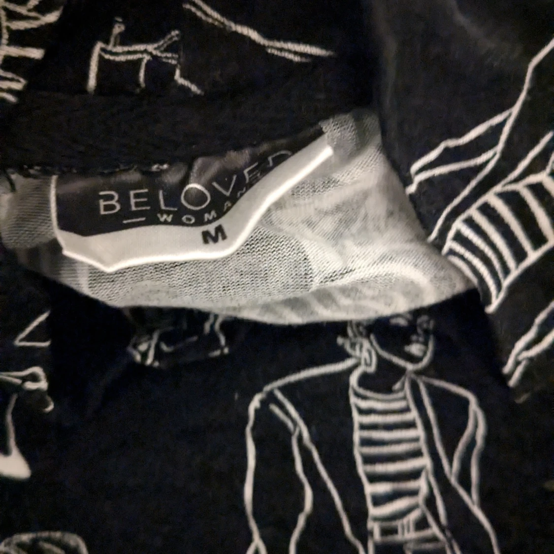 Svart långärmad tröja med mönster från Beloved - 1