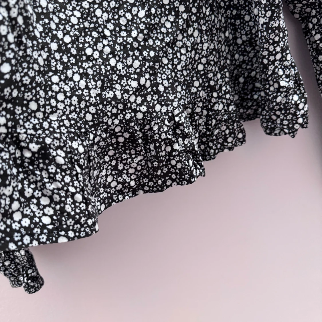 Svart blommig blus med volang - 3