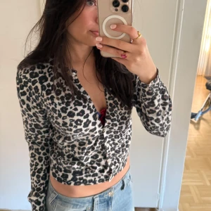 Kofta Leopardmönstrad  - En kofta som inte finns i butik längre. I storlek M men passar som S-XS 💕
