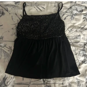 Gina tricot topp  - Säljer den här söta toppen från Gina tricot young ❤️