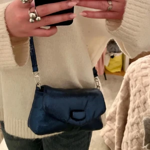 Blå glittrig axelväska - As Snygg blå axelväska från zara!!!!!