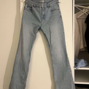Ljusblå jeansbyxor - Snygga ljusblå jeansbyxor med mid midja och bootcut-stil. Perfekta för en avslappnad look. Skriv vid flera frågor eller vid intresse 💞