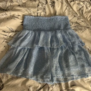 Vero Moda volangkjol  - Säljer pågrund av att den inte kommer till användning ❤️