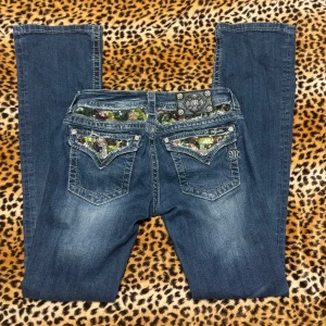 2000s miss me jeans - ✰*฿✩‧₊˚ läs gärna köpvillkoren &  beskrivningen innan  superfina camo print lowrise bootcut jeans från miss me ! jag har växt ur dom och måste tyvärr sälja, mått: 37 cm midja rakt över, 80 cm innerben. skriv vid frågor! obs inga bilder på