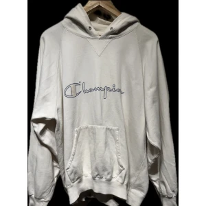 Vintage Vit hoodie från Champion - Säljer en vintage vit hoodie från Champion med blått broderat märke på bröstet. Från 80/90 talet. Den har en boxy passform och perfekt för en avslappnad look. Påminder om yeezy gap hoodies me passformen