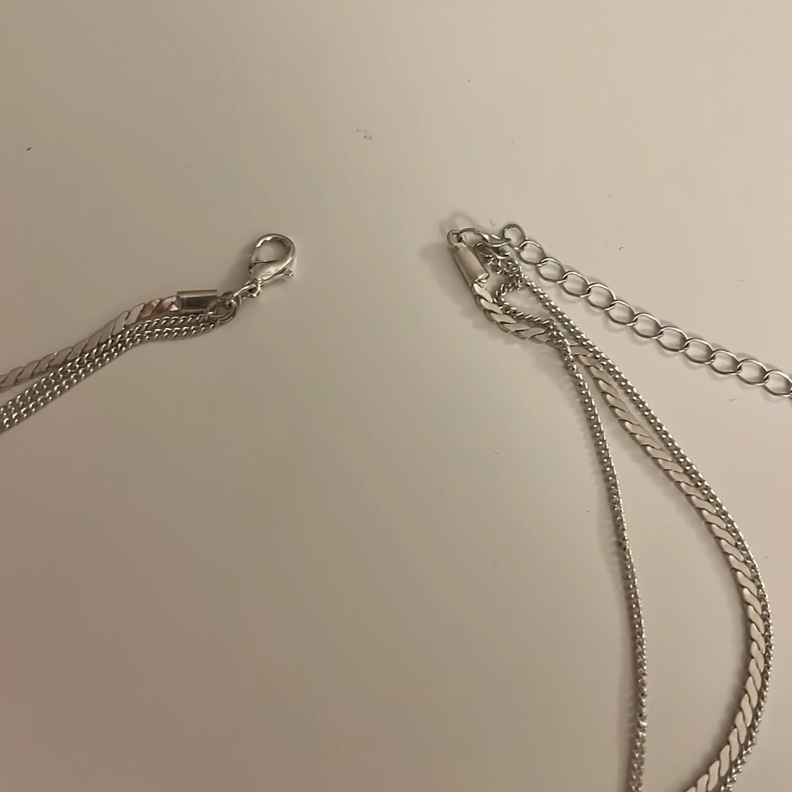 Silverfärgat halsband med tre hängen - 3